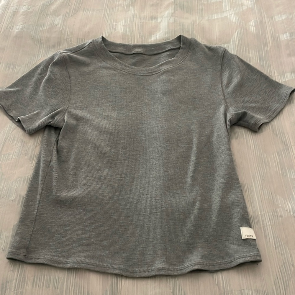 Vuori, women’s mudra short sleeve fitted T-shirt. Size Small. Great condition!